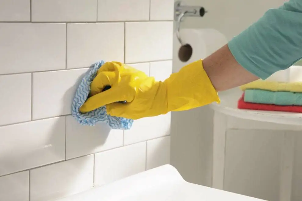 Nằm Mơ Thấy Kinh Nguyệt Dính Đầy Giường: Giải Mã Điềm Báo An Lành Hay Lo Lắng? 5 Bàn tay đang lau dọn vệ sinh