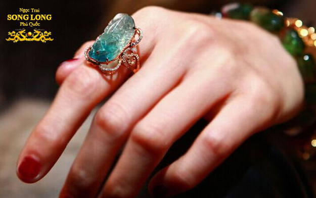 Bàn tay đeo nhẫn Tỳ Hưu đúng cách.