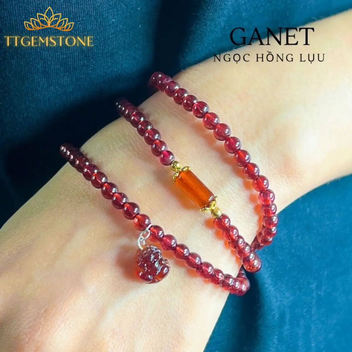 Vòng Đá Garnet Mệnh Hỏa: Kích Hoạt Năng Lượng Thịnh Vượng và Bình An 7 Bàn tay đeo vòng đá Garnet đỏ đẹp