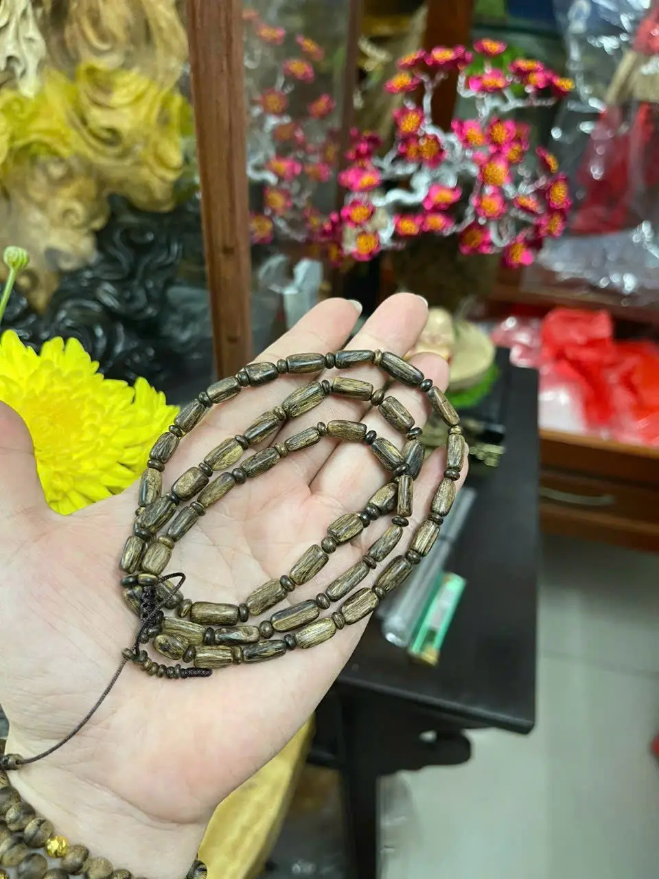 Vòng Đá Sapphire Mệnh Kim: Khám Phá Năng Lượng Phong Thủy Tuyệt Hảo 7 Bàn tay đeo vòng Sapphire thiền định, an yên.