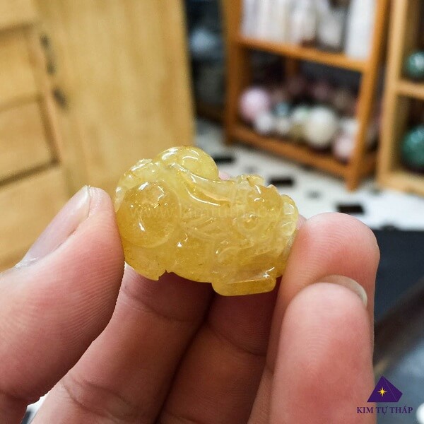 Bàn tay lau sạch Tỳ Hưu đá.