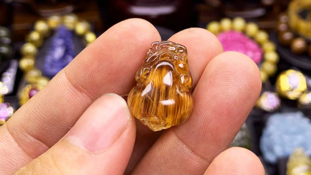 Tỳ Hưu Bị Xước: Thực Hư Việc Mất Linh Và Giải Pháp Trấn An Từ Phong Thủy Chính Phái 6 Bàn tay nâng niu Tỳ Hưu, thể hiện niềm tin.