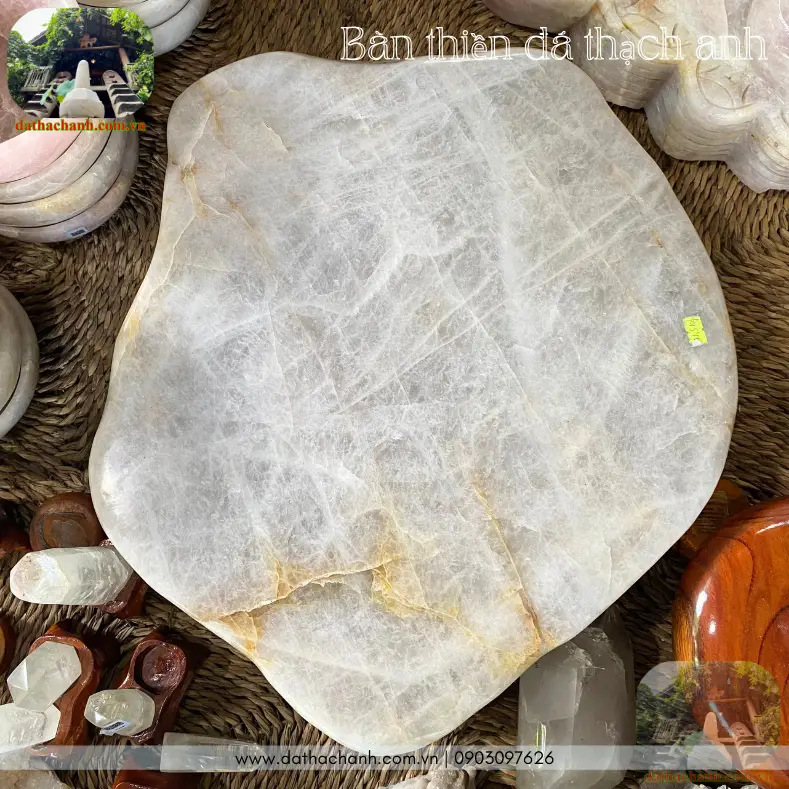 Vòng Thạch Anh Trắng Mệnh Kim: Khai Mở Vận Khí, Cải Thiện Cuộc Sống 7 Vật phẩm thanh tẩy thạch anh trắng trên bàn thờ.