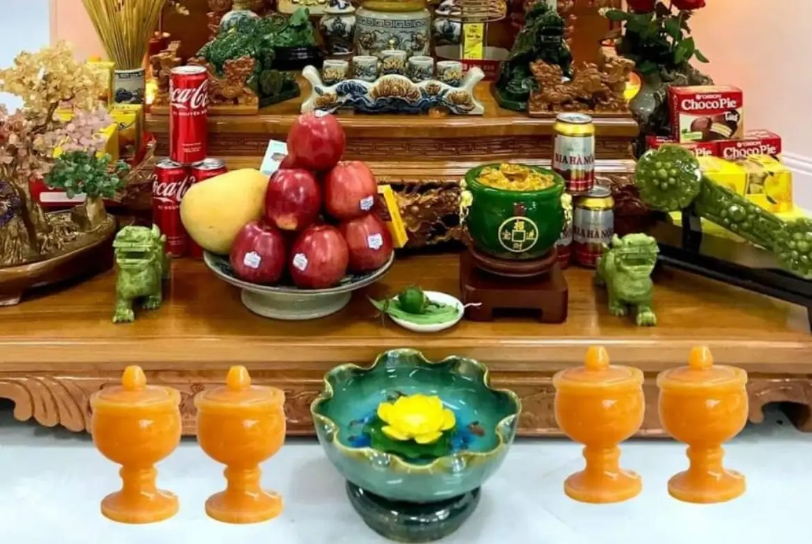 Kiêng Kỵ Bàn Thờ Bừa Bộn: Cẩm Nang Chuyên Sâu Hóa Giải Vận Xui 3 Bàn thờ bừa bộn, vật phẩm không phù hợp.