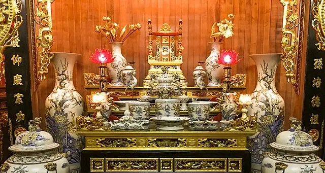 Đồ thờ cúng thiết yếu trên bàn thờ.