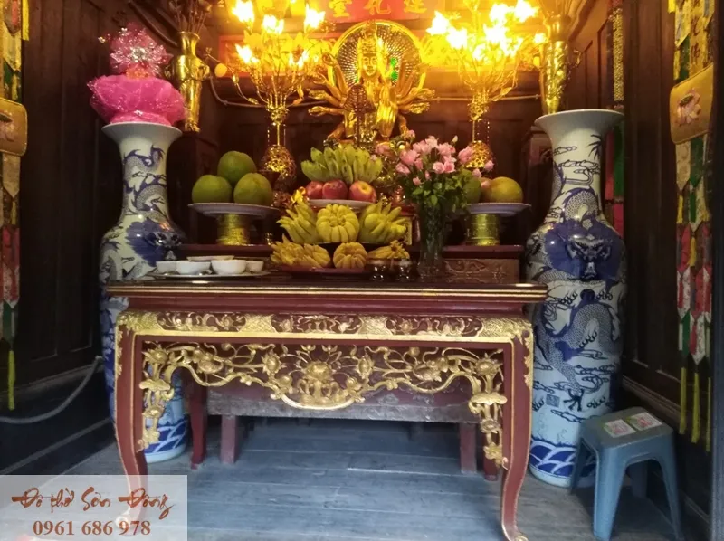 Nằm Mơ Rắn Đuổi: Giải Mã Điềm Báo & Hóa Giải Để An Tâm 7 Bàn thờ tâm linh, nến hương, khoảnh khắc bình an.