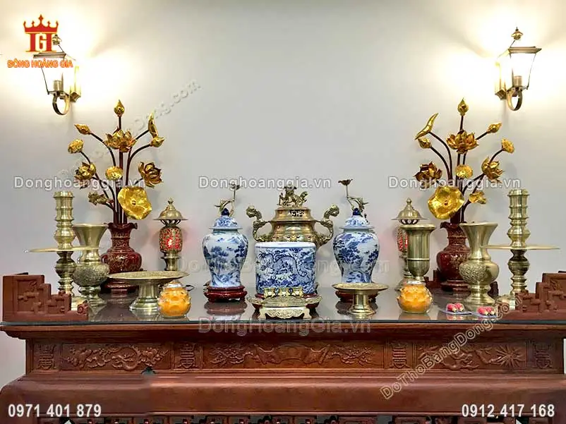 Hạc Thờ Cúng: Ý Nghĩa Sâu Sắc Và Bố Cục Chuẩn Mực Trên Bàn Thờ 7 Bàn thờ gia tiên với đôi hạc trang trọng.