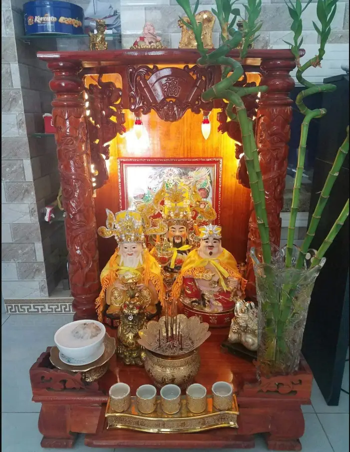 Kiêng Kỵ Bàn Thờ Hướng Tây: Hóa Giải Và Bố Trí Chuẩn Phong Thủy 3 Bàn thờ Tây nắng gắt, thiếu trang nghiêm.