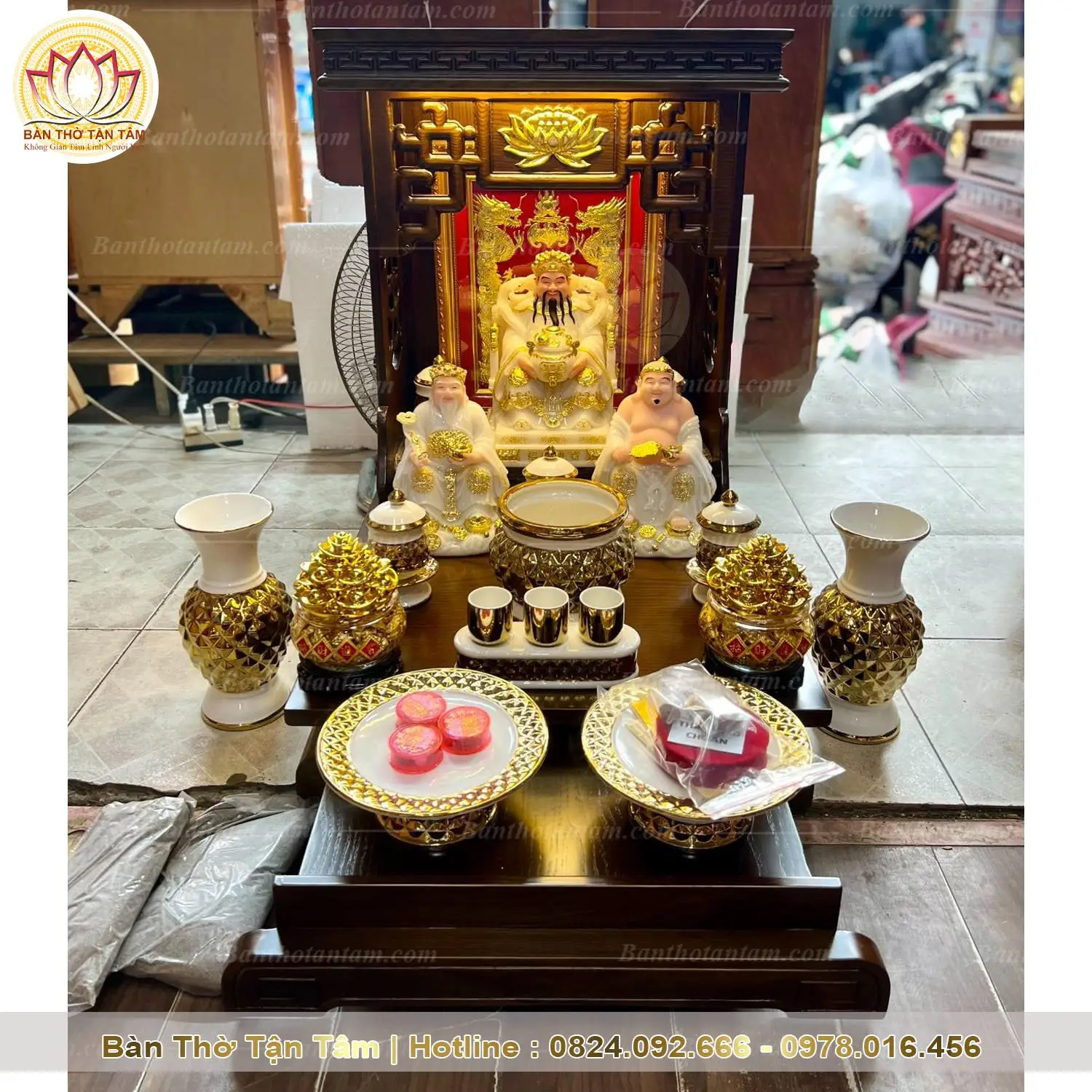 Bàn thờ Thần Tài Thổ Địa trang nghiêm.