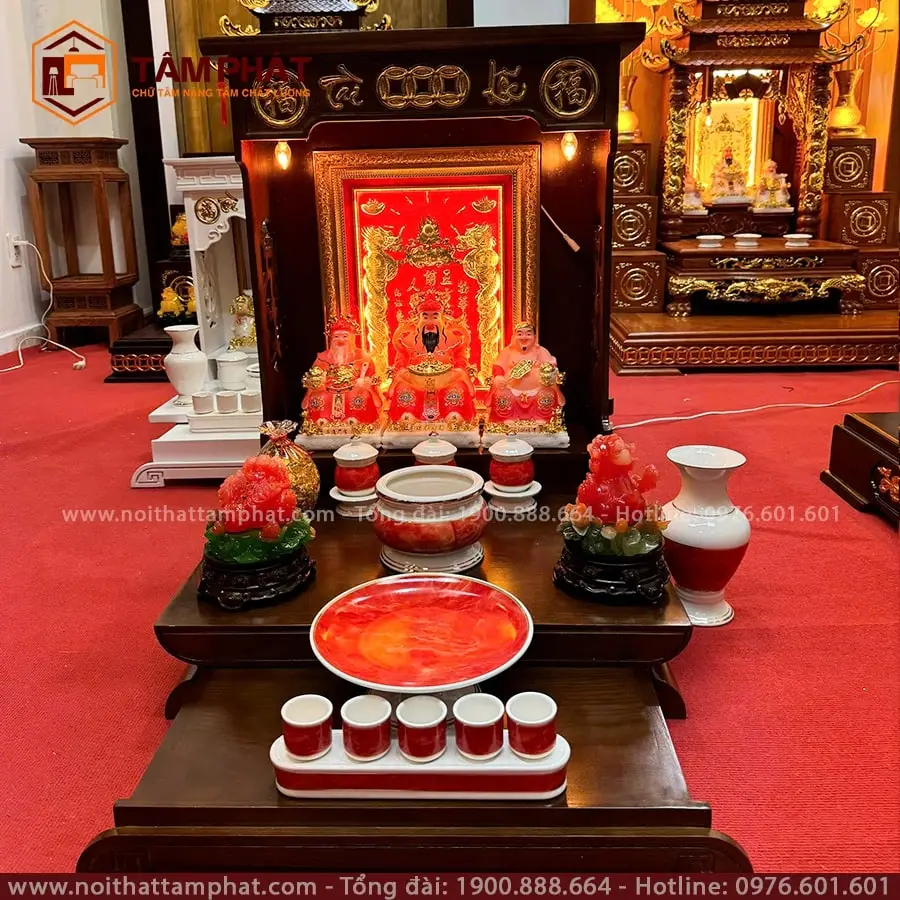 Bàn thờ Thần Tài Ông Địa sạch sẽ gọn gàng