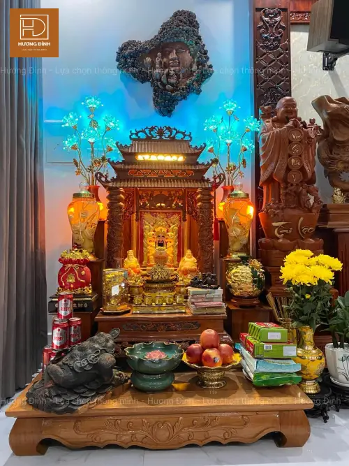 Bàn thờ Thần Tài Thiềm Thừ sạch đẹp, đúng phong thủy.