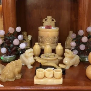 Thiềm Thừ ngậm xu trên bàn thờ Thần Tài.