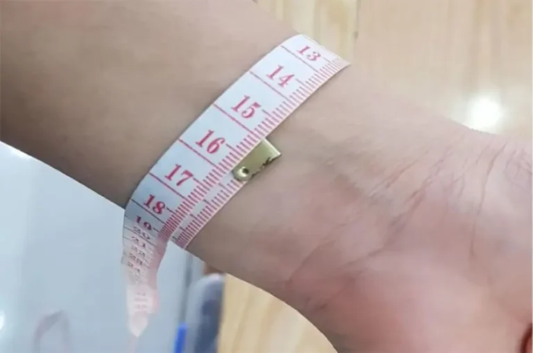 Người đo chu vi cổ tay bằng thước dây.