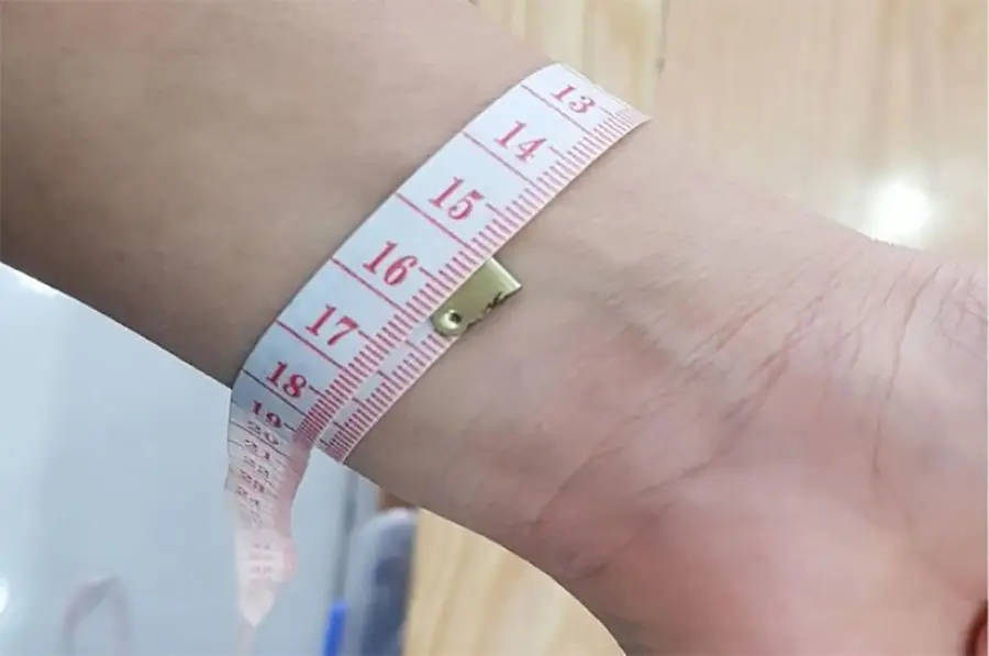 Người đo chu vi cổ tay bằng thước dây.