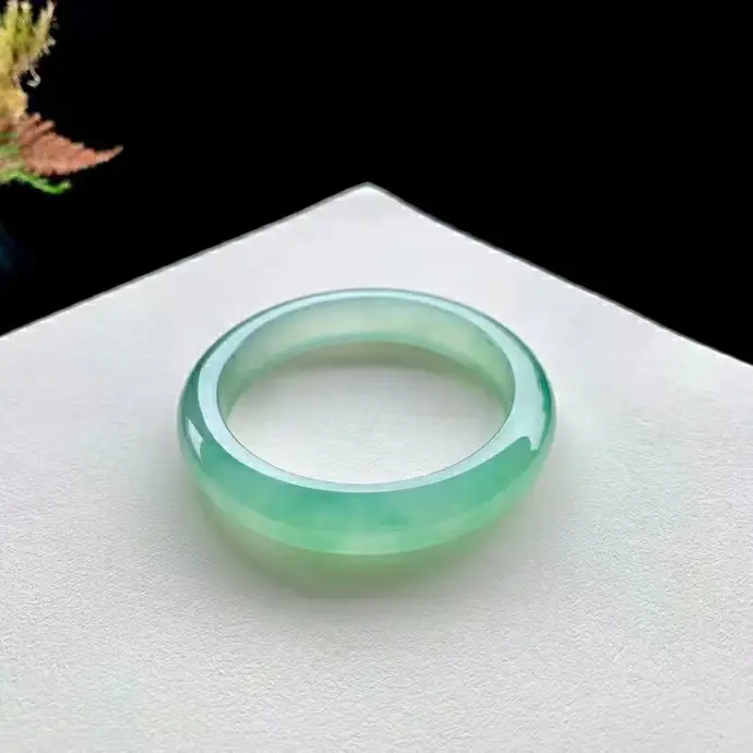 Vòng phỉ thúy xanh ngọc bích tự nhiên, đẹp.