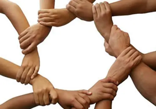 Bàn tay nắm chặt: Biểu tượng kiên cường, niềm tin