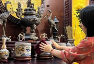 Người nhẹ nhàng bao sái bát hương