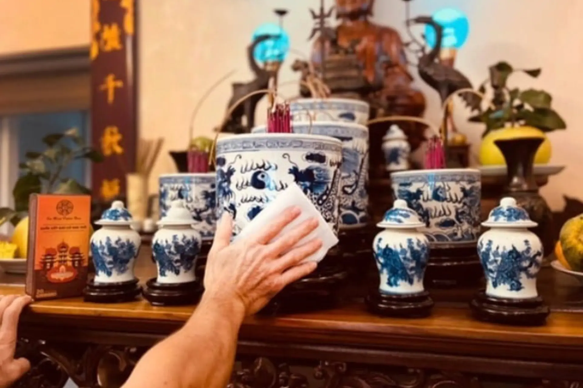 Hướng Dẫn Bao Sái Bàn Thờ Tháng Cô Hồn Chuẩn Chỉ, Tâm An Lạc 6 Bàn thờ đầy đủ vật phẩm trước khi bao sái.