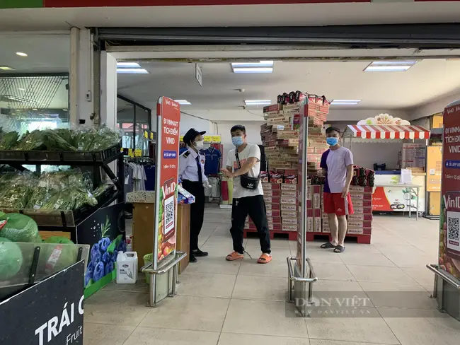 Giải Mã Giấc Mơ Thấy Đi Siêu Thị: Điềm Báo Nào Đang Chờ Đón Bạn? 5 Siêu thị rộng lớn vắng người, trống trải.