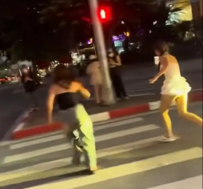 Người cô đơn đứng ngã tư đường.