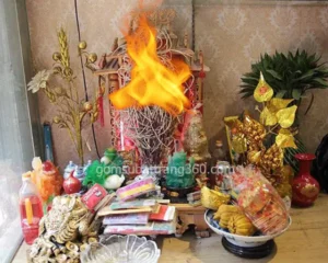 Nến thờ đang cháy trên bàn thờ Thần Tài.