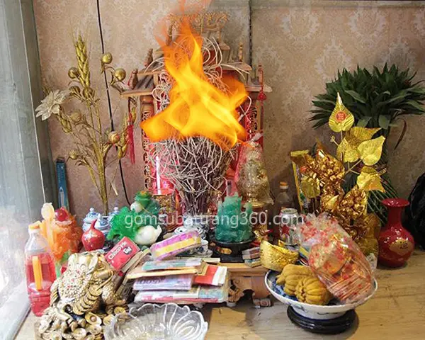 Nến Thờ Thần Tài: Hướng Dẫn Bố Cục Và Ý Nghĩa Chuẩn Mực 4 Nến thờ đang cháy trên bàn thờ Thần Tài.