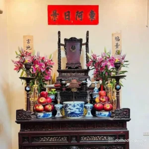 Bàn thờ gia tiên trang trọng với bát hương trung tâm.