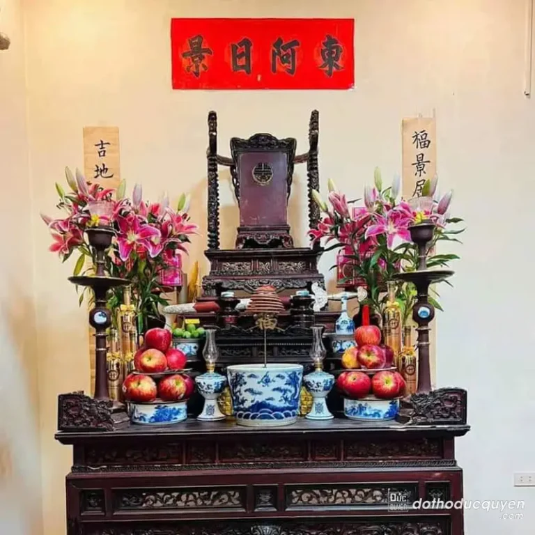 Bàn thờ gia tiên trang trọng với bát hương trung tâm.