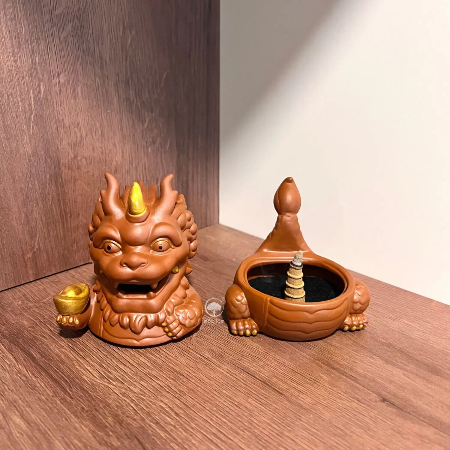 Bát trầm hương đốt khói lan tỏa cạnh Tỳ Hưu.