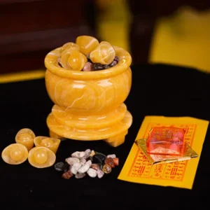 Bát tụ bảo truyền thống với đá quý, thỏi vàng.