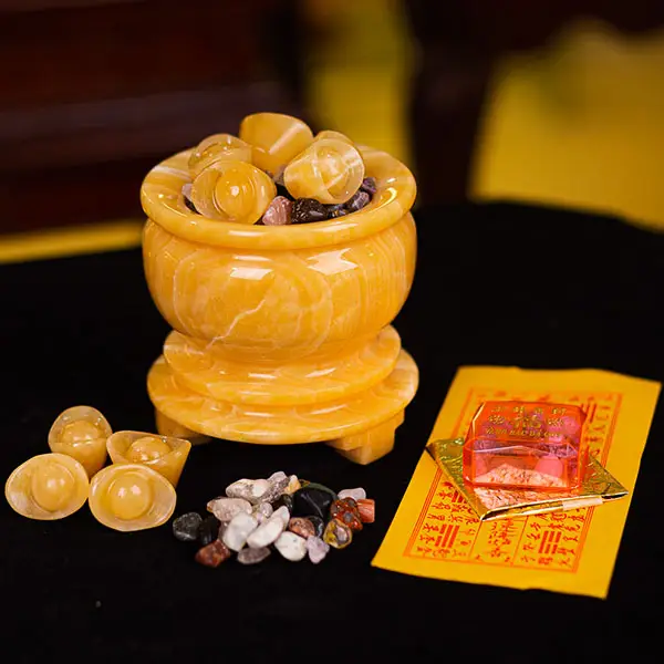 Bát tụ bảo truyền thống với đá quý, thỏi vàng.