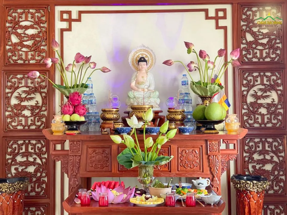 Hướng Dẫn Chi Tiết Sắp Xếp Đồ Thờ Cúng Trên Bàn Thờ Phật Chuẩn Mực 7 Gia đình thành kính cúng Phật.