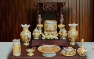 Vật phẩm thờ cúng truyền thống trên bàn thờ.