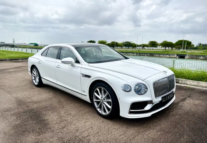 Trầm tư bên Bentley, suy ngẫm quyết định cuộc sống.