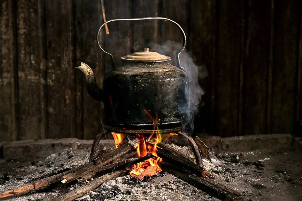 Nằm Mơ Cháy Nhà: Giải Mã Điềm Báo & Hướng Hóa Giải Từ Chuyên Gia 6 Chiêm nghiệm bên lửa ấm, bình yên.