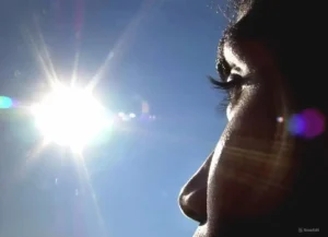 Bị trói buộc, ánh mắt hướng về ánh sáng hy vọng.