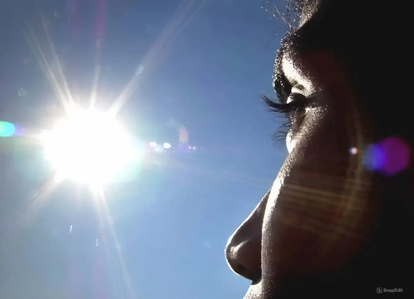 Bị trói buộc, ánh mắt hướng về ánh sáng hy vọng.