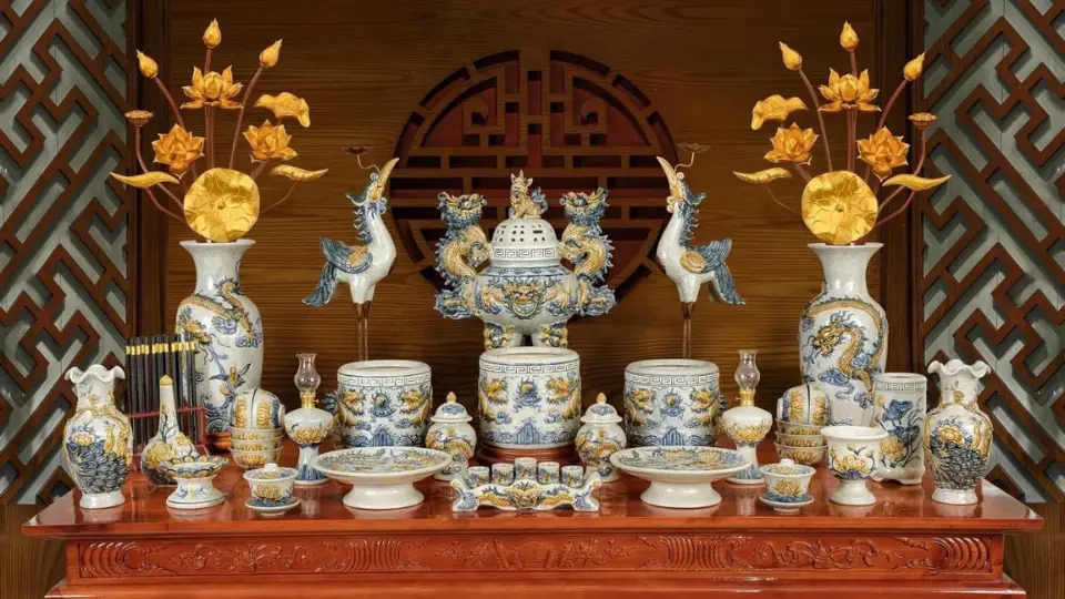 Bàn thờ gia tiên chuẩn mực, vật phẩm đầy đủ.
