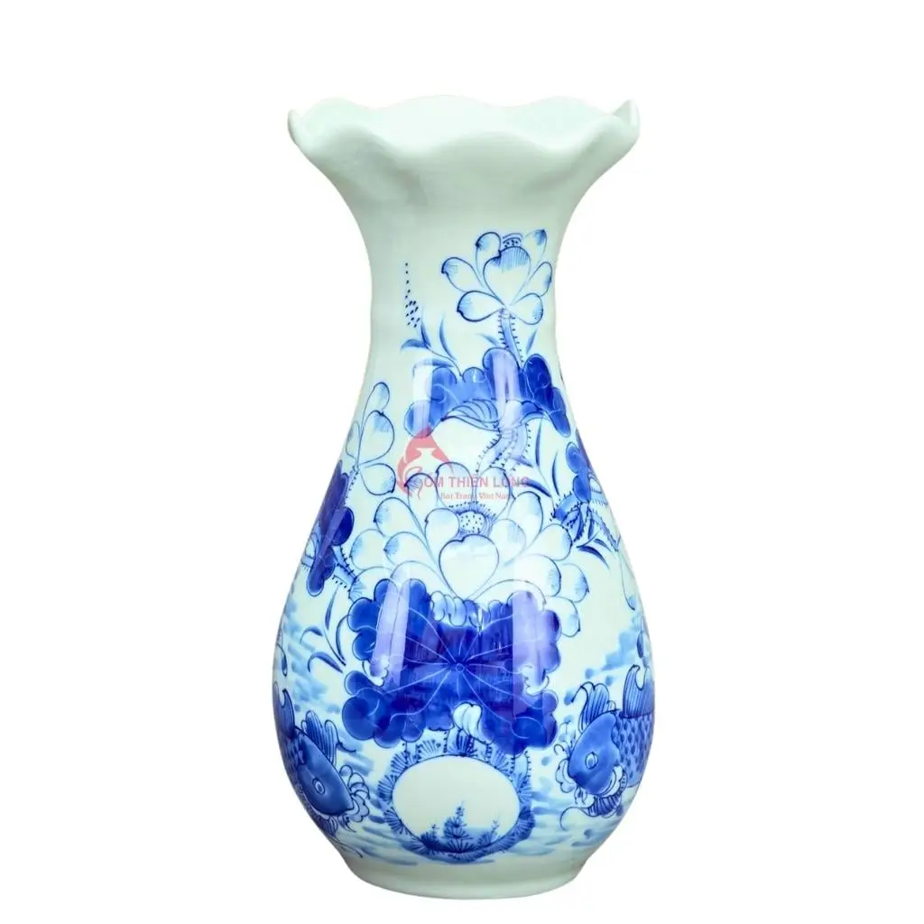 Bình Hoa Men Lam Trên Bàn Thờ: Chuẩn Mực Và Tâm Linh Gia Đạo 7 Bình men lam hoa tươi trên bàn thờ.