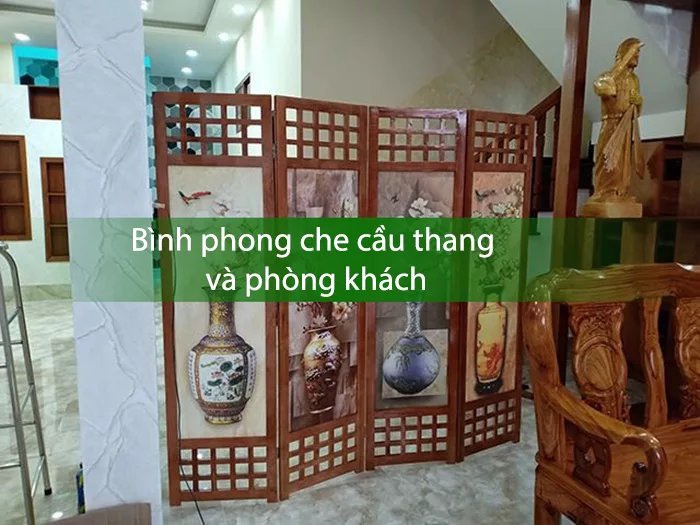 Hóa giải cầu thang bằng bình phong: Cẩm nang Phong Thủy Chính Phái 6 Bình phong gỗ xanh lá dưới cầu thang.