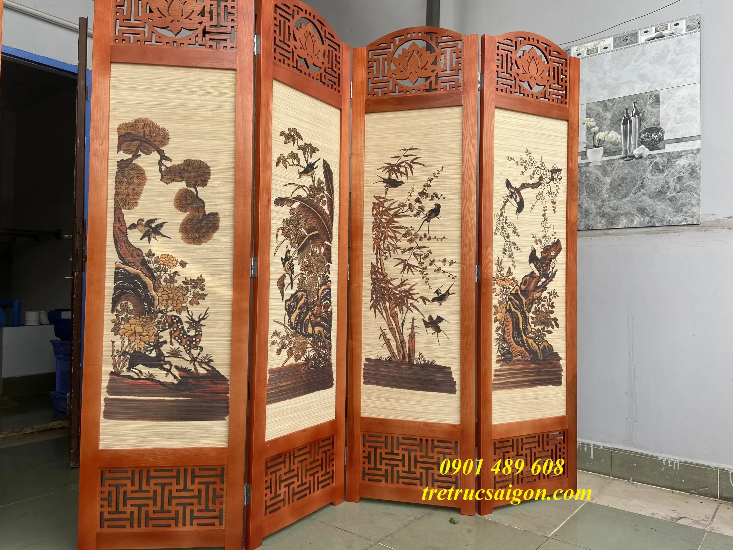 Kiêng Kỵ Cửa Chính Đối Diện Thang: Hóa Giải Chuẩn Phong Thủy 5 Bình phong gỗ, cây cảnh hóa giải phong thủy.