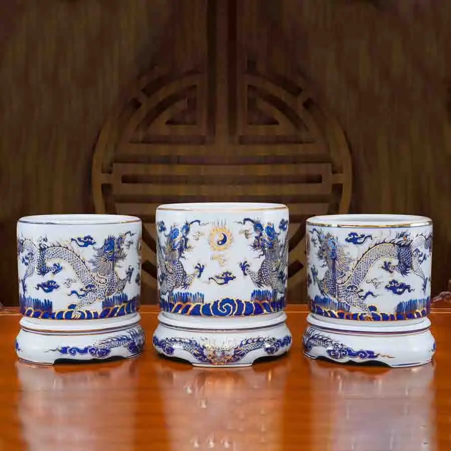 Bát hương men lam an vị trên bàn thờ