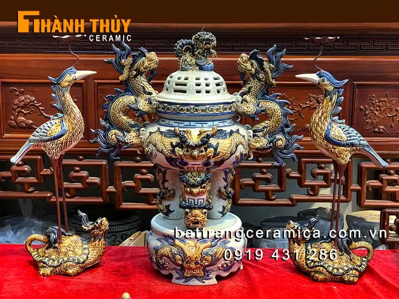 Hướng Dẫn Sắp Đặt Bộ Đồ Thờ Cúng Men Rạn Chuẩn Nghi Lễ 6 Bộ thờ cúng men rạn: Đỉnh thờ, đôi đèn.