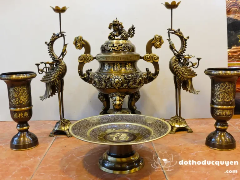 Đồ thờ cúng bằng đồng hoàn chỉnh trang nghiêm.