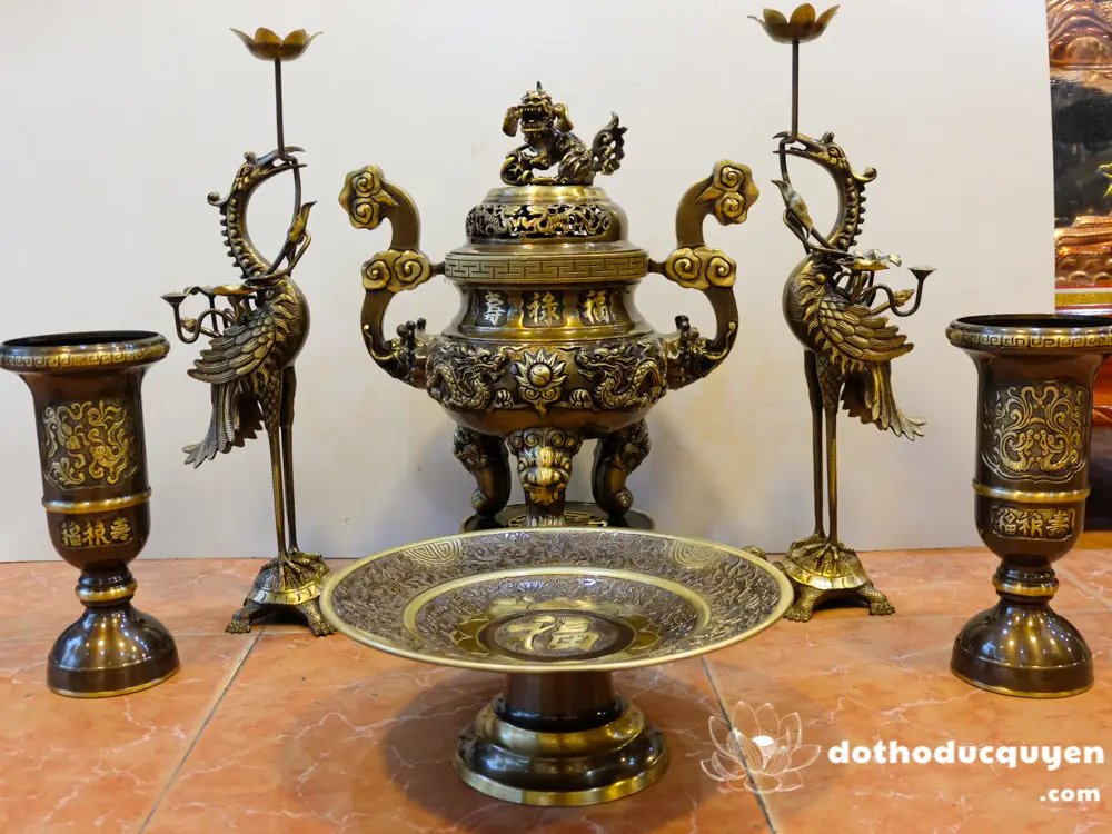 Đồ thờ cúng bằng đồng hoàn chỉnh trang nghiêm.