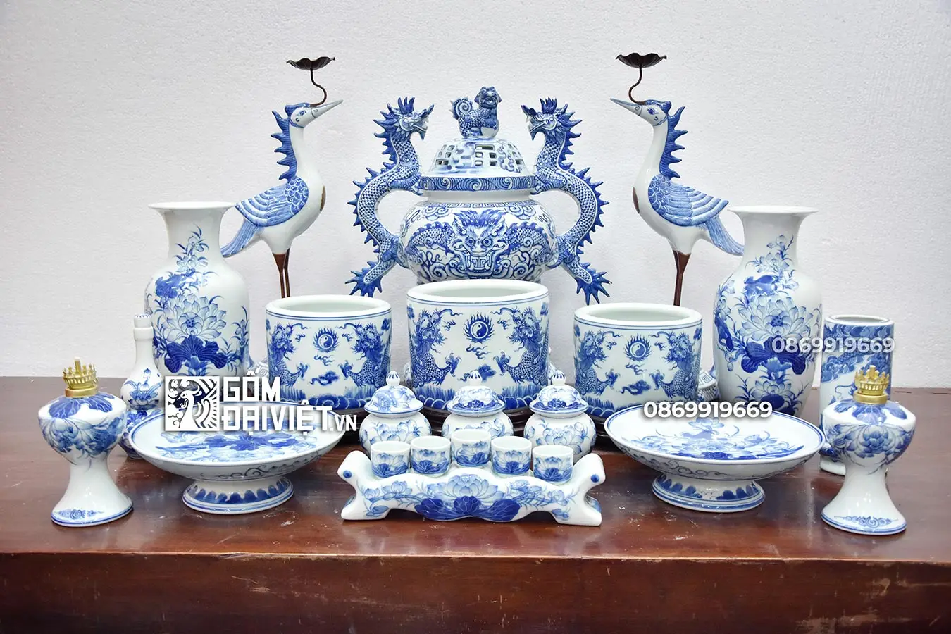 Hướng Dẫn Chi Tiết Sắp Đặt Bộ Đồ Thờ Cúng Bằng Sứ Chuẩn Nghi Thức Gia Tiên 3 Vật phẩm thờ cúng bằng sứ tiêu biểu