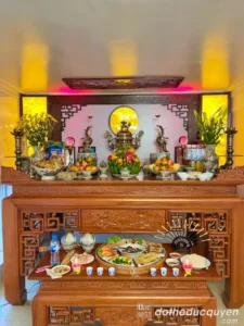 Bàn thờ gia tiên chuẩn, đầy đủ vật phẩm.