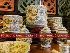 Bát hương truyền thống trên bàn thờ gia tiên.