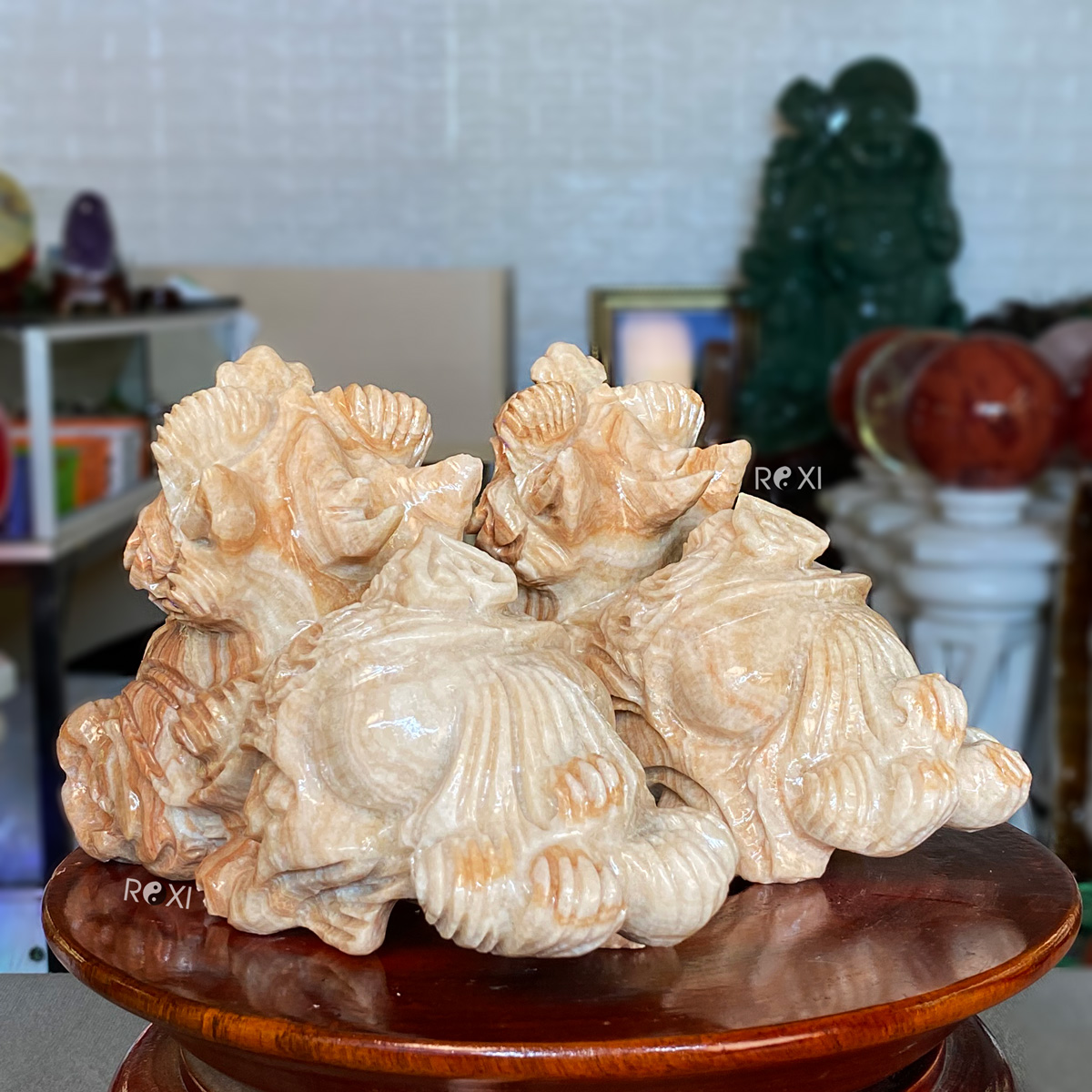 Tỳ Hưu và Sức Mạnh Vô Hình Kiến Tạo Tình Bằng Hữu Vững Bền: Chìa Khóa Phong Thủy Cải Thiện Mối Quan Hệ Thân Tình 7 Bộ Tỳ Hưu đá cẩm thạch trên kệ gỗ.