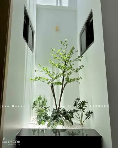 Trụ thạch anh, cây xanh decor cầu thang.